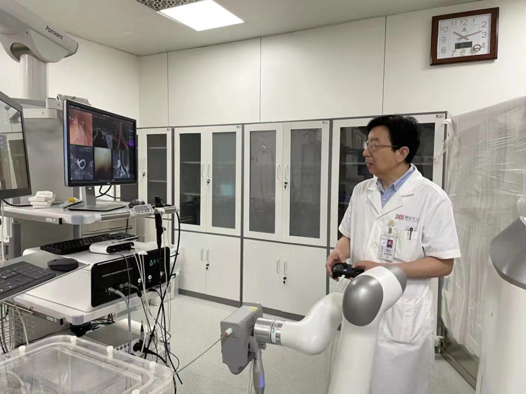 麒麟进京：北京301医院陈良安教授率队操作朗合麒麟机器人，启动临床前研究(图1)